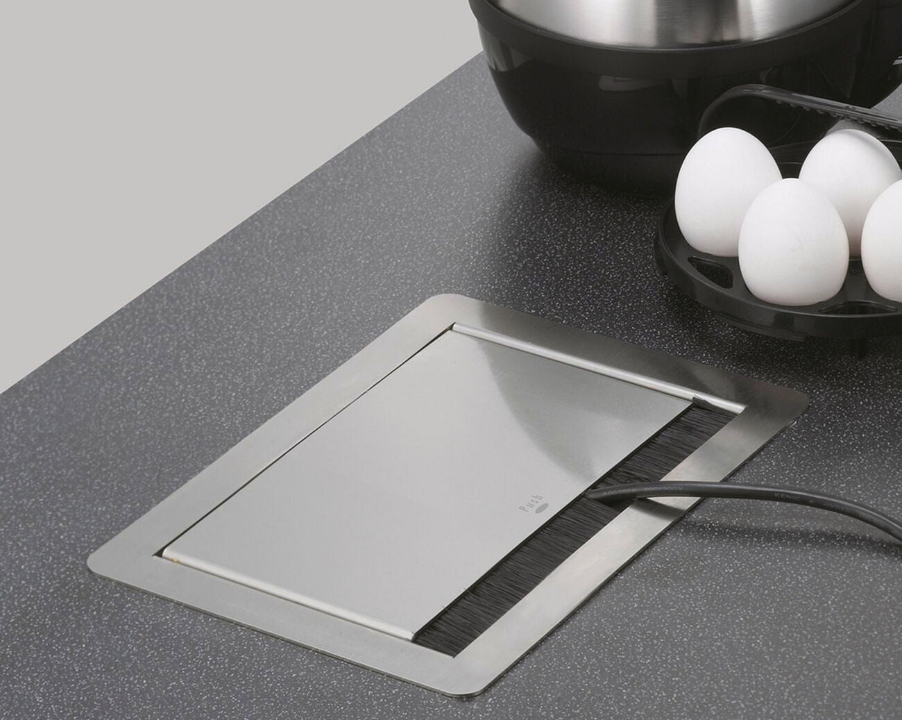EVOline FlipTop Push 3-fach VDE Steckdosenleiste, versenkbar / Mehrfachsteckdose / Steckdosenverteiler