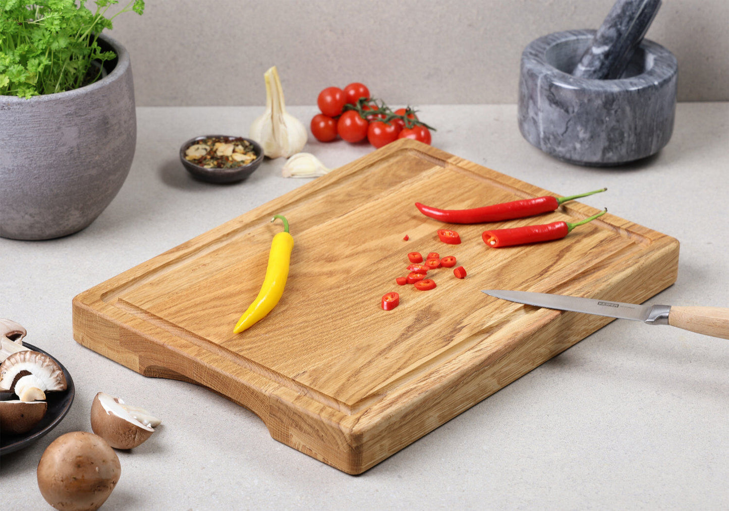 KESPER 49100 Schneidebrett 38,5 x 27,5 x 3,5 cm aus Eiche, FSC, mit Saftrille