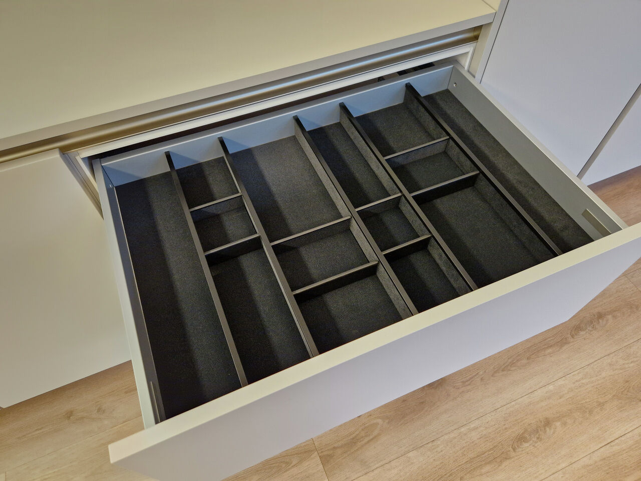 Besteckeinsatz Kvalito, für 400er Schrank, anthrazit, Rand zuschneidbar