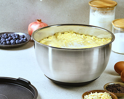 KESPER Rührschüssel 18 cm aus Edelstahl mit Deckel und Silikonboden / Edelstahlschüssel