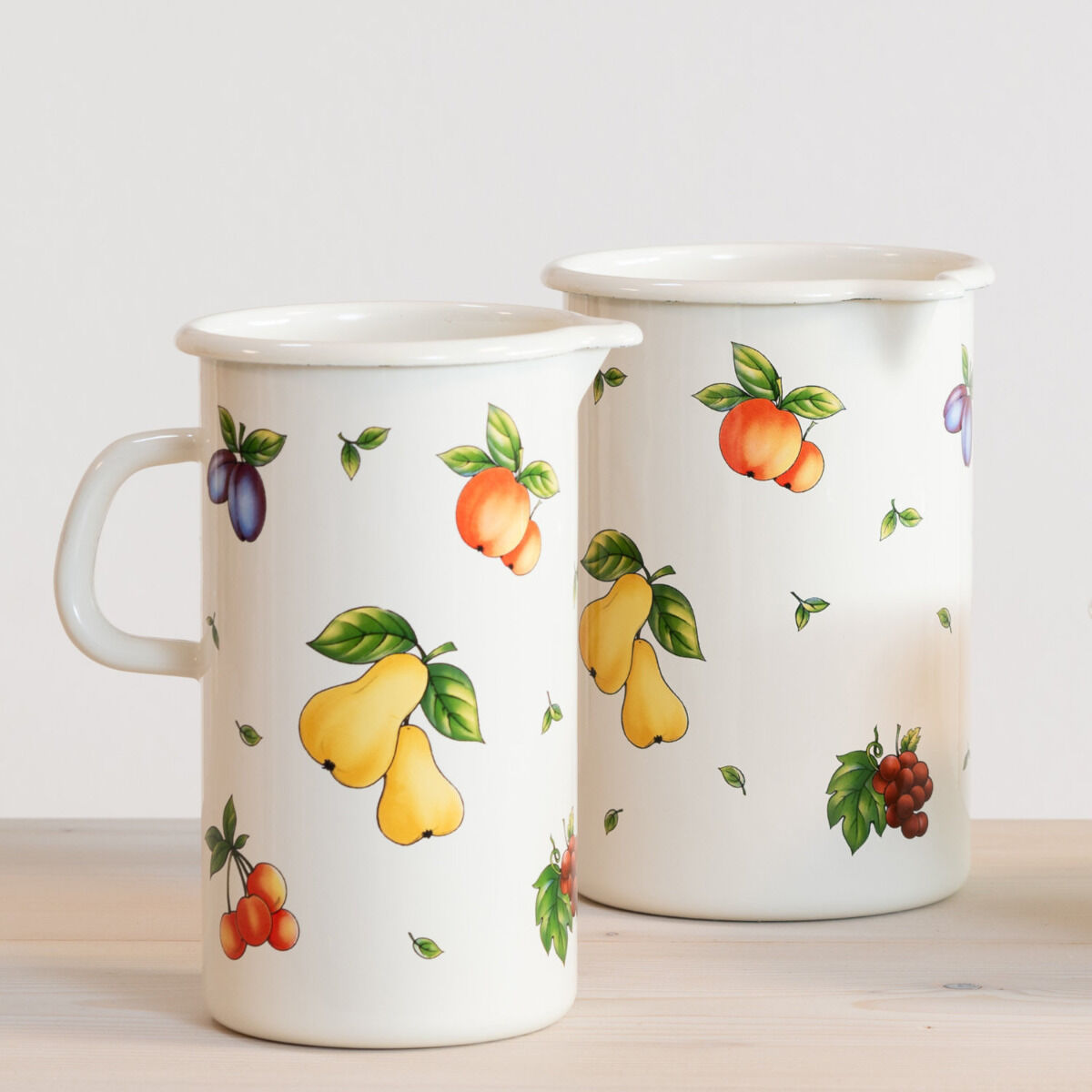 RIESS 0836-068 Emaillekrug 1,5 L, Fruit Garden, H 19 cm / Emaille Krug – Bild 2