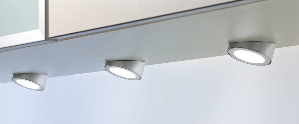 SLASH LED Aufbauleuchte im Aluminiumgehäuse, edelstahlfarbig / Unterbauleuchten / Lumica