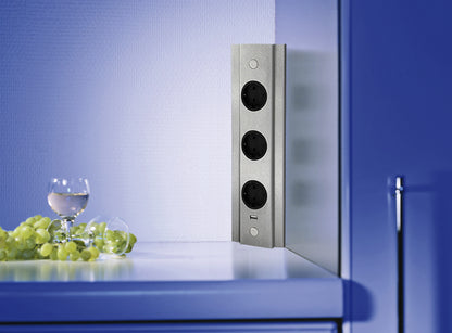 THEBO Energie-Ecksäule ST 3072/320/3 USB aus Edelstahl mit 3 Steckplätzen