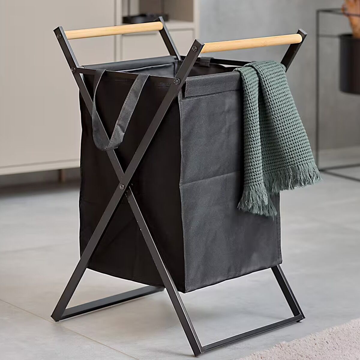 ZELLER 14299 Wäschesammler, klappbar, Metall/Holz/Polyester, schwarz, ca. 36,5 x 40 x 67 cm