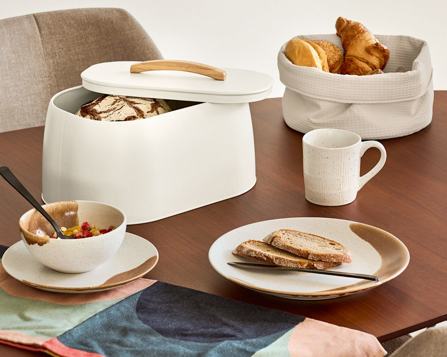 ZELLER Brotkasten 25169 aus Metall, creme mit Griff aus Gummibaumholz
